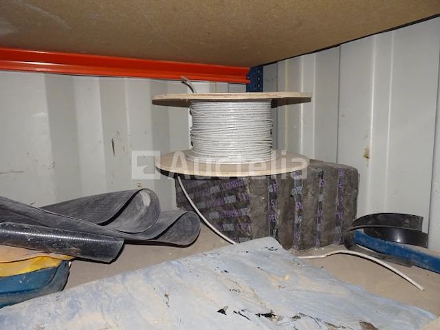 Een rac met 3 planken en zijn inhoud - afbeelding 5 van  5
