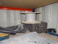 Een rac met 3 planken en zijn inhoud - afbeelding 5 van  5
