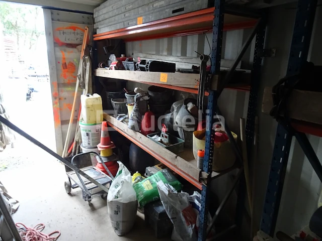 Een rac met 3 planken en zijn inhoud - afbeelding 1 van  6