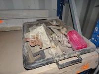 Een rac met 3 planken en zijn inhoud - afbeelding 2 van  6