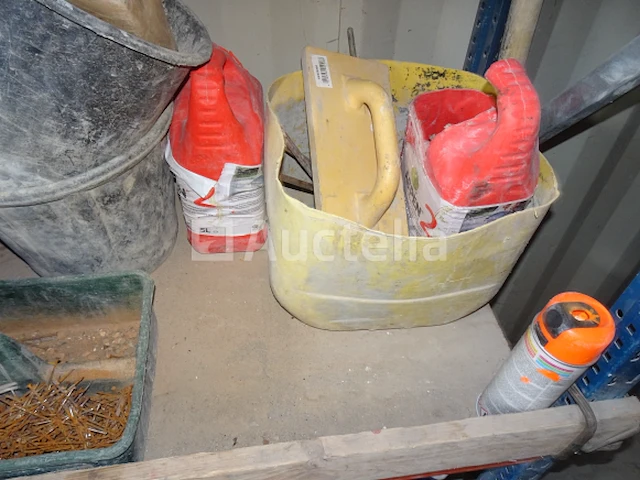 Een rac met 3 planken en zijn inhoud - afbeelding 4 van  6