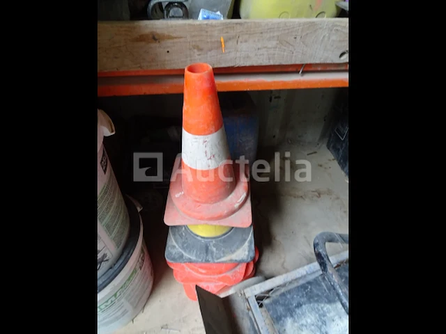 Een rac met 3 planken en zijn inhoud - afbeelding 5 van  6