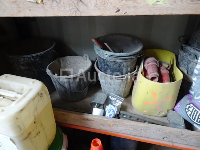 Een rac met 3 planken en zijn inhoud - afbeelding 6 van  6
