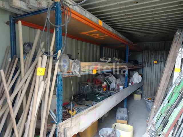 Een rek-achtige plank (3 ladders, 12 glad) en balans van de inhoud van de witte container - afbeelding 1 van  6