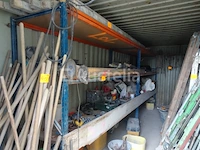Een rek-achtige plank (3 ladders, 12 glad) en balans van de inhoud van de witte container - afbeelding 1 van  6