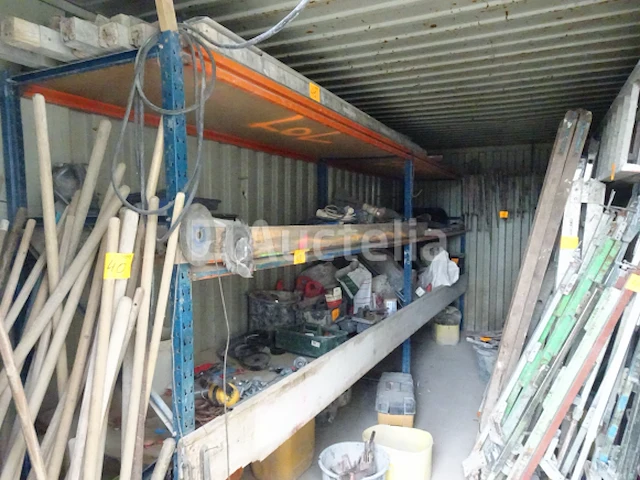 Een rek-achtige plank (3 ladders, 12 glad) en balans van de inhoud van de witte container - afbeelding 2 van  6