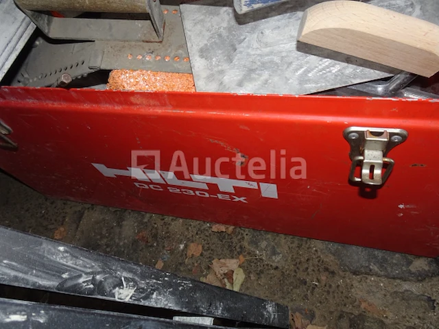 Een rode metalen kist van hilti met zijn inhoud - afbeelding 1 van  3