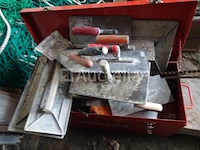 Een rode metalen kist van hilti met zijn inhoud - afbeelding 2 van  3