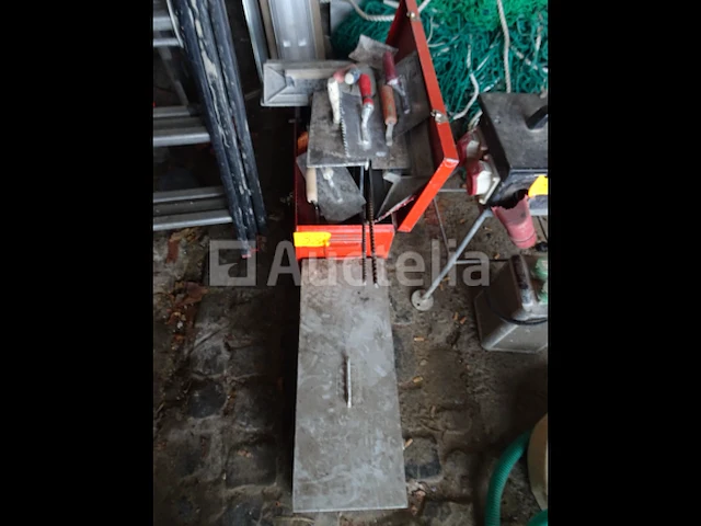 Een rode metalen kist van hilti met zijn inhoud - afbeelding 3 van  3