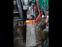 Een rode metalen kist van hilti met zijn inhoud - afbeelding 3 van  3