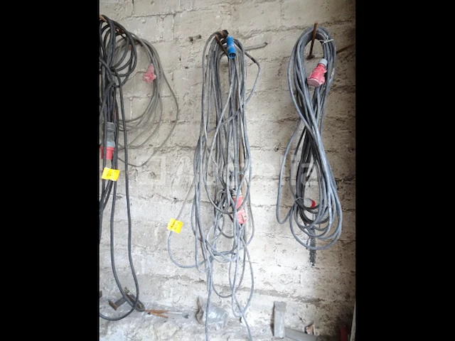 Een set driefasige elektrische verlengstukken - afbeelding 4 van  5