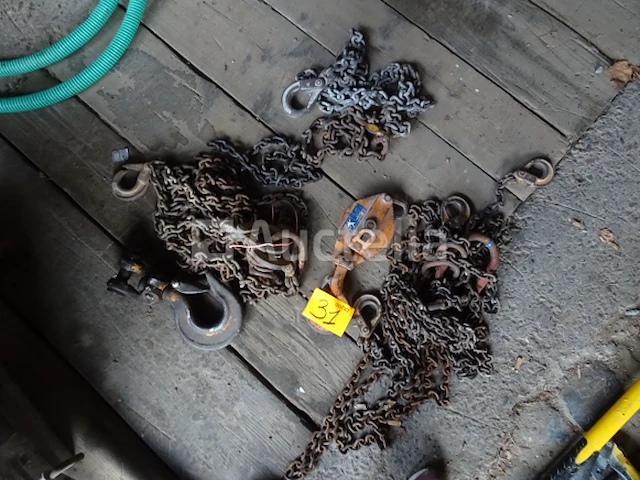 Een set hijskettingen en haken - afbeelding 2 van  5