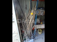 Een set schoppen, borstels, harken, pikhouwelen, rakels - afbeelding 1 van  4
