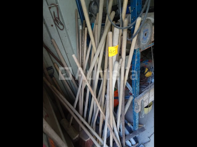 Een set schoppen, borstels, harken, pikhouwelen, rakels - afbeelding 3 van  4