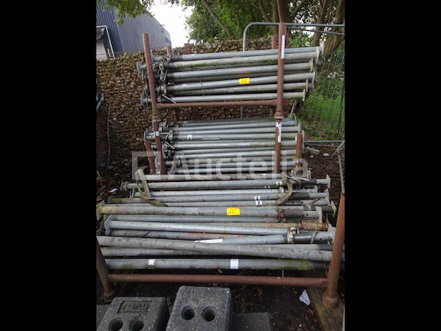 Een set van +- 100 gegalvaniseerde stempels van +- 1m65 met transportstructuur - afbeelding 1 van  1
