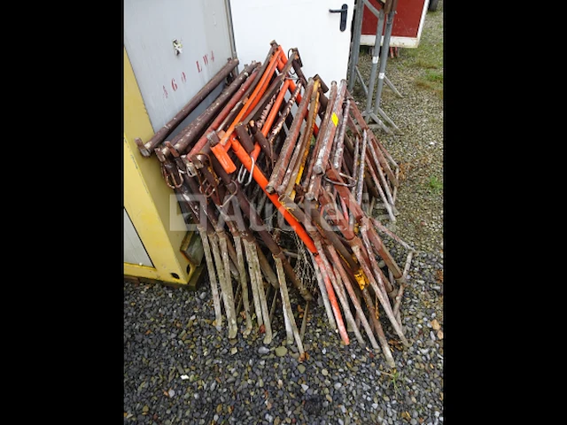 Een set van +- 16 metalen schragen in hoogte verstelbaar - afbeelding 1 van  3