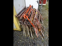 Een set van +- 16 metalen schragen in hoogte verstelbaar - afbeelding 1 van  3