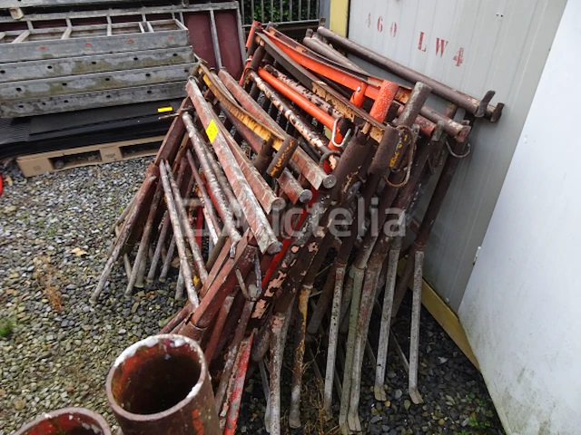 Een set van +- 16 metalen schragen in hoogte verstelbaar - afbeelding 3 van  3
