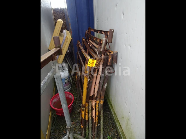 Een set van +- 16 metalen schragen in hoogte verstelbaar - afbeelding 3 van  6