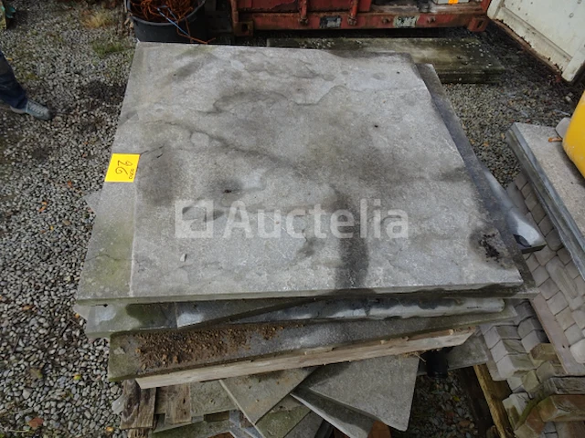 Een set van +- 23 platen in blauwe steen van 1m bij 1m - afbeelding 3 van  6