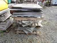 Een set van +- 23 platen in blauwe steen van 1m bij 1m - afbeelding 5 van  6