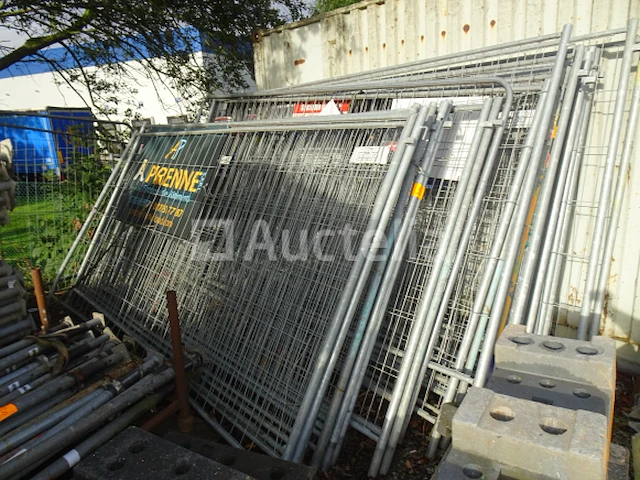 Een set van +- 29 heras style barriers met set poten en bevestiging - afbeelding 1 van  6