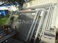 Een set van +- 29 heras style barriers met set poten en bevestiging - afbeelding 1 van  6