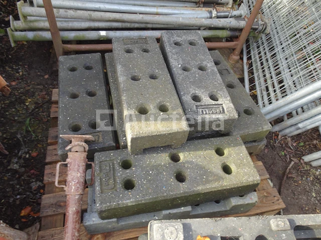 Een set van +- 29 heras style barriers met set poten en bevestiging - afbeelding 2 van  6