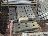 Een set van +- 29 heras style barriers met set poten en bevestiging - afbeelding 2 van  6
