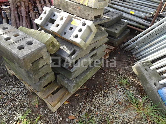 Een set van +- 29 heras style barriers met set poten en bevestiging - afbeelding 3 van  6