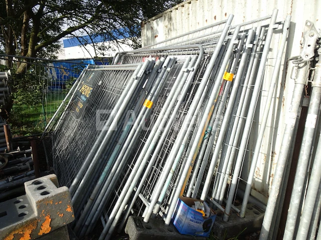 Een set van +- 29 heras style barriers met set poten en bevestiging - afbeelding 4 van  6