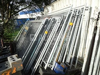 Een set van +- 29 heras style barriers met set poten en bevestiging - afbeelding 4 van  6
