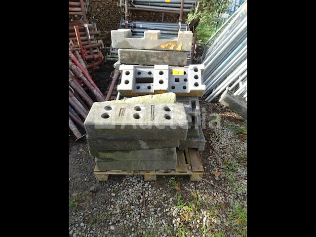 Een set van +- 29 heras style barriers met set poten en bevestiging - afbeelding 5 van  6