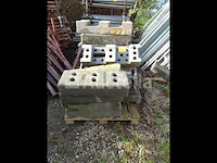 Een set van +- 29 heras style barriers met set poten en bevestiging - afbeelding 5 van  6