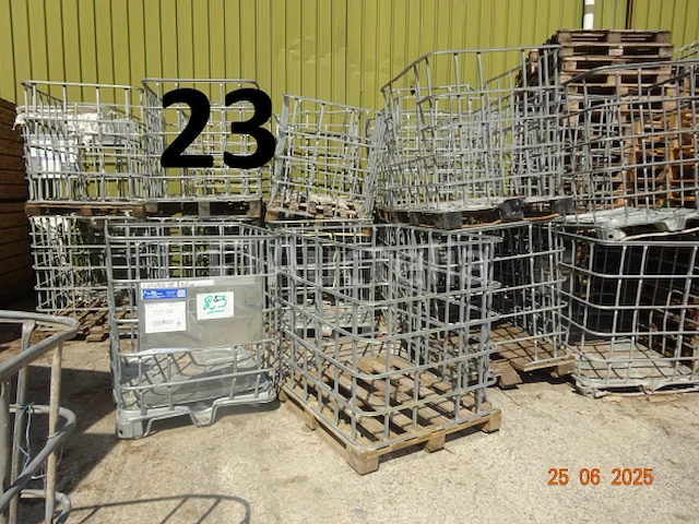 Een set van +/- 35 metalen bakken voor houtopslag van +/- 1m³ - afbeelding 1 van  4