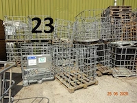 Een set van +/- 35 metalen bakken voor houtopslag van +/- 1m³ - afbeelding 1 van  4