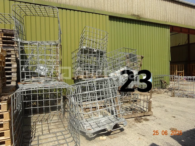 Een set van +/- 35 metalen bakken voor houtopslag van +/- 1m³ - afbeelding 3 van  4
