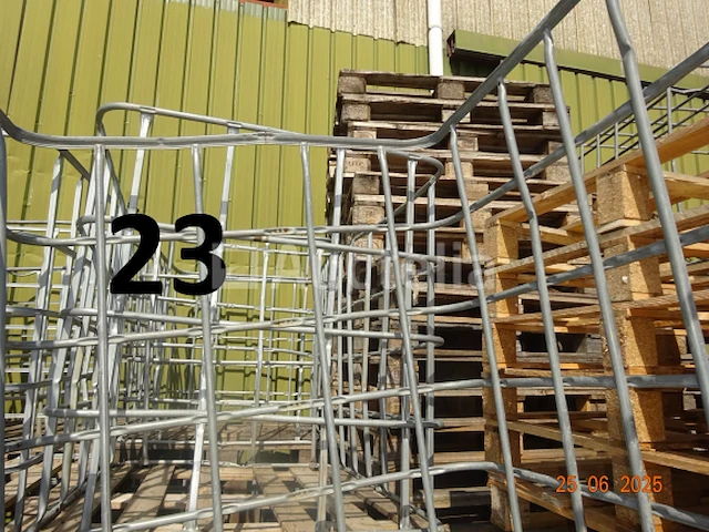 Een set van +/- 35 metalen bakken voor houtopslag van +/- 1m³ - afbeelding 4 van  4