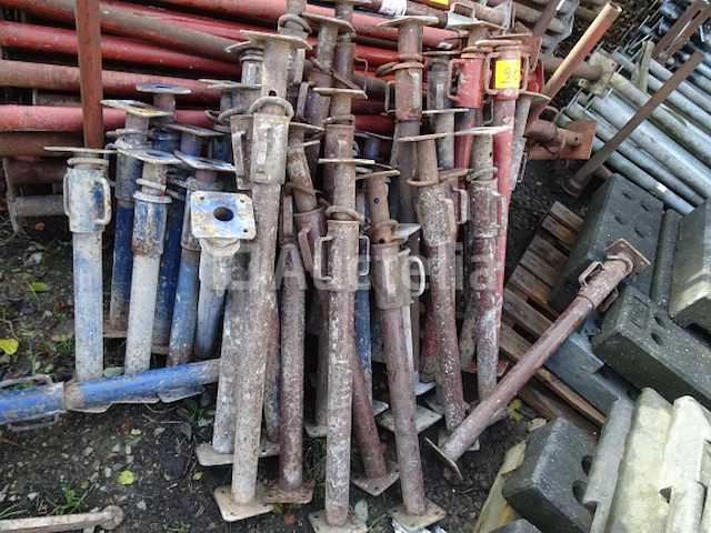 Een set van +- 40 blauwe en rode rekwisieten van 1m en 60cm - afbeelding 1 van  2