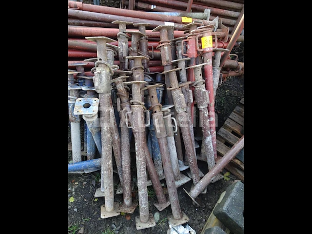 Een set van +- 40 blauwe en rode rekwisieten van 1m en 60cm - afbeelding 2 van  2