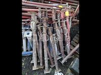 Een set van +- 40 blauwe en rode rekwisieten van 1m en 60cm - afbeelding 2 van  2