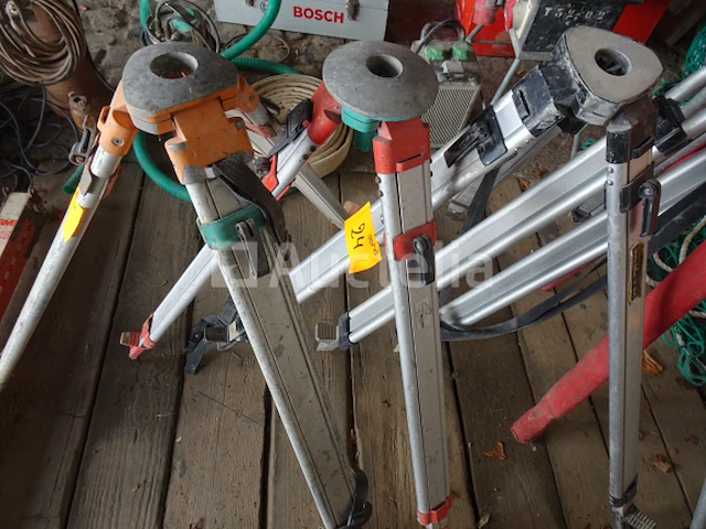 Een set van 3 statieven + 4 telescopische linialen voor lasers - afbeelding 1 van  5