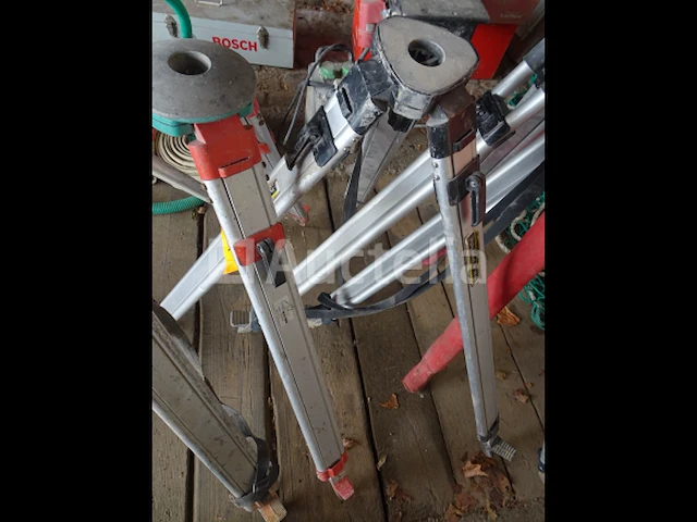 Een set van 3 statieven + 4 telescopische linialen voor lasers - afbeelding 3 van  5