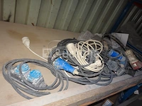 Een set van verschillende elektrische kabels + een bouwdoos - afbeelding 1 van  4