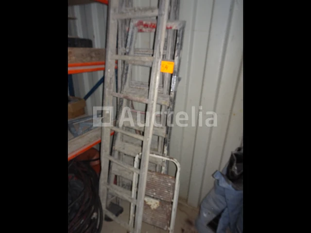Een set van verschillende ladders en ladders - afbeelding 1 van  6
