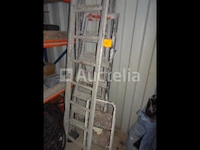 Een set van verschillende ladders en ladders - afbeelding 1 van  6