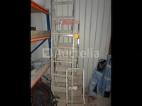 Een set van verschillende ladders en ladders - afbeelding 2 van  6