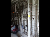 Een set van verschillende ladders en ladders - afbeelding 3 van  6
