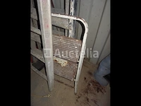 Een set van verschillende ladders en ladders - afbeelding 5 van  6