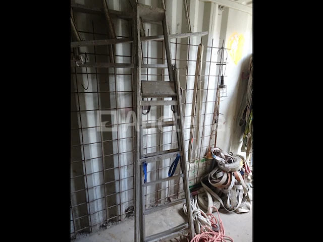 Een set van verschillende ladders en ladders - afbeelding 6 van  6
